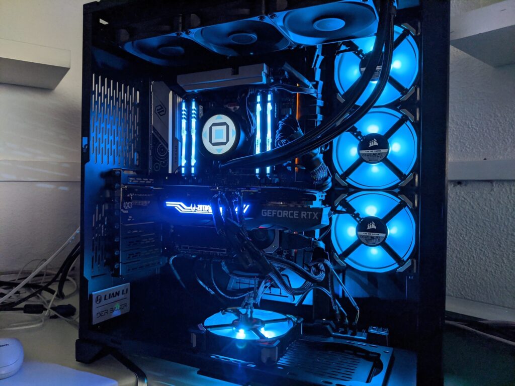 Imagem ilustrativa com intuito de mostrar equipamentos de um computador gamer. Como placa de video, water cooler, processador, fans e memoria ram.